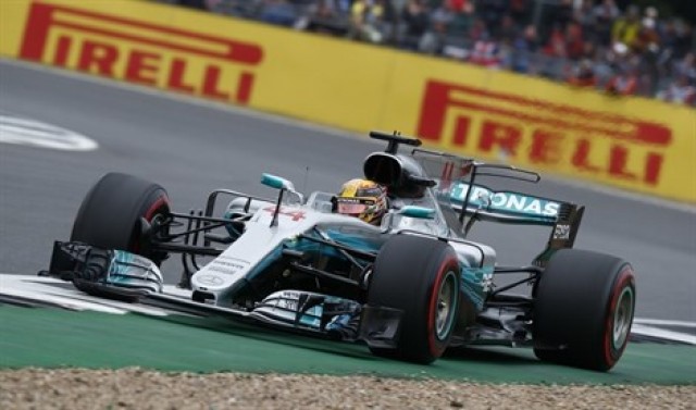 Hamilton firma la pole en Silverstone y se queda a una de Schumacher