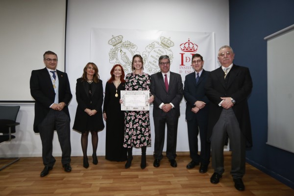 Una alumna de la UCAM con 50 matrículas de honor es reconocida por la Real Academia de Medicina 