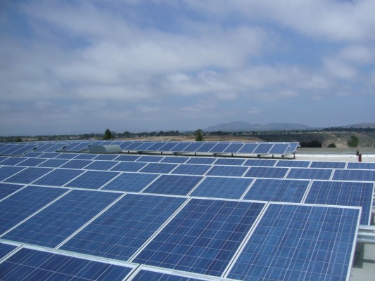 El sector fotovoltaico se fija en el Camp d'Elx pero sus condiciones frenan a los propietarios