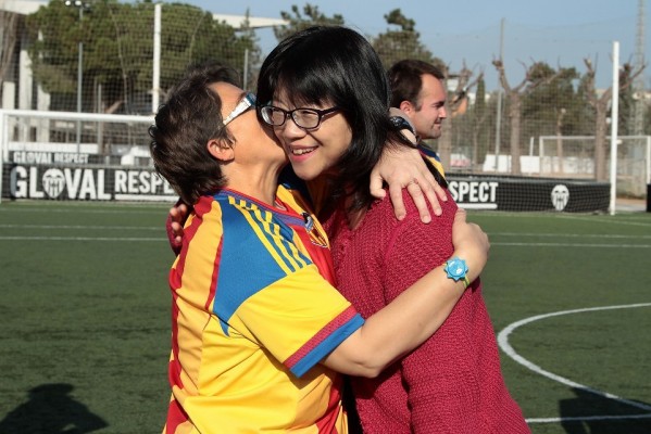 La presidenta, Layhoon Chan, vive de cerca el entrenamiento del Fútbol DI Valencia CF