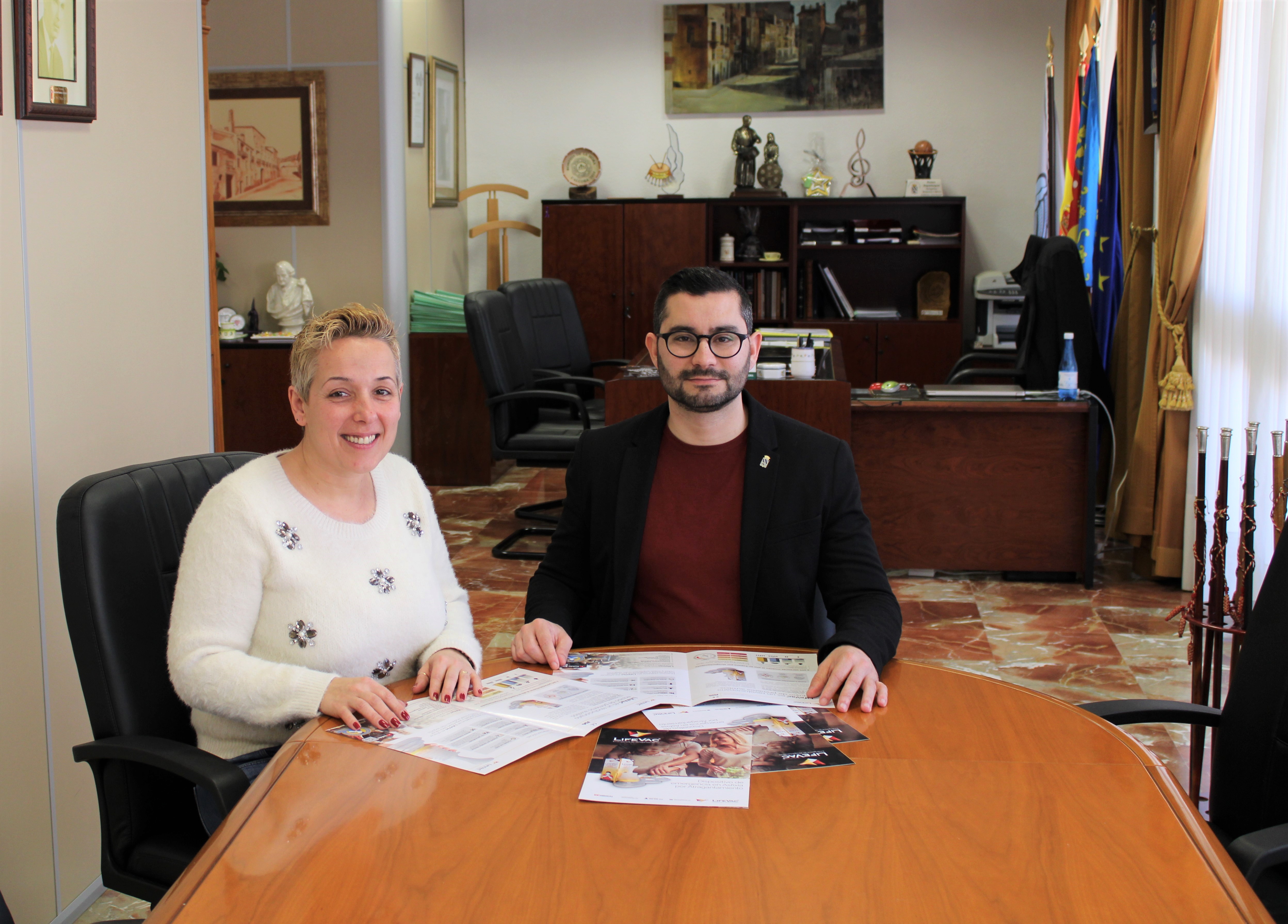 El alcalde de l'Alcora, Samuel Falomir, junto a la concejala de Educación, Vanessa Périz. - 