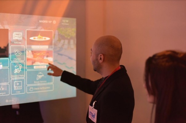 La valenciana Cerium viste de tecnología la habitación del futuro de Fitur 2020
