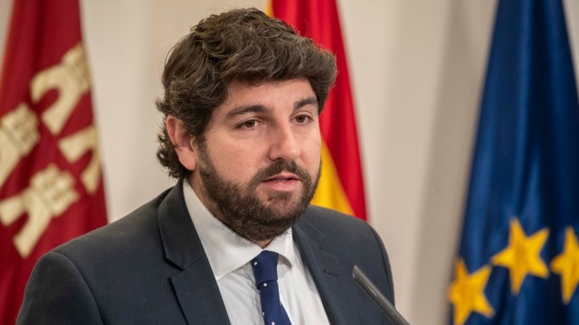 López Miras abre la puerta a regular por decreto el 'pin parental'
