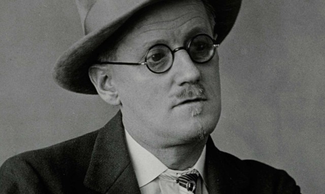 James Joyce en una calle de Patraix 

