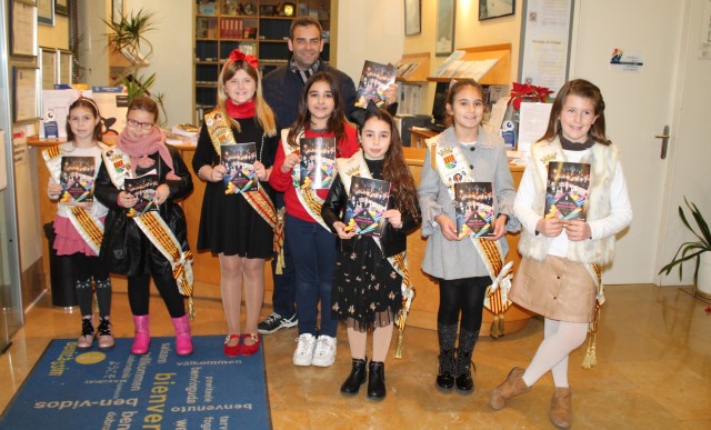 Benicàssim da la bienvenida a las fiestas de Sant Antoni con las hogueras y la tradicional 'coqueta'