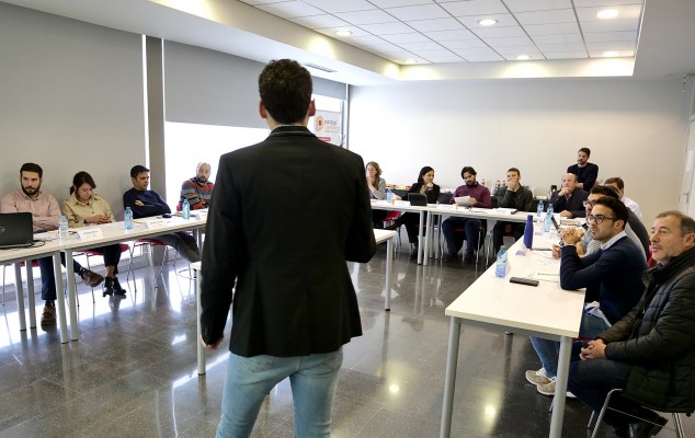 Una plataforma para juegos de mesa y maletas sostenibles, ganadoras de la Media Maratón UMH 