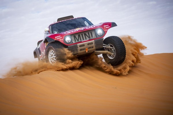 Carlos Sainz y Ricky Brabec enfilan el título a falta de la última etapa en el Dakar