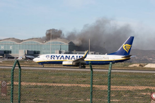 El aeropuerto de Alicante permanecerá cerrado hasta las dos de la tarde: 41 vuelos son desviados a Corvera 