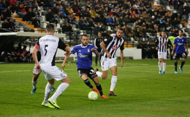 El Badajoz manda a la lona al Cartagena de Jiménez y pone la cabeza en un puño (2-1)