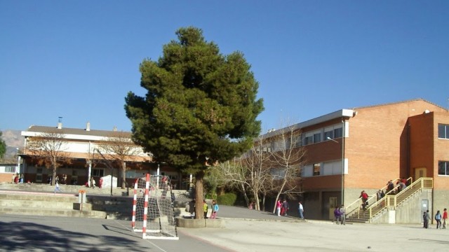Un impago de Conselleria pone en riesgo el comedor de 170 alumnos en Benidorm
