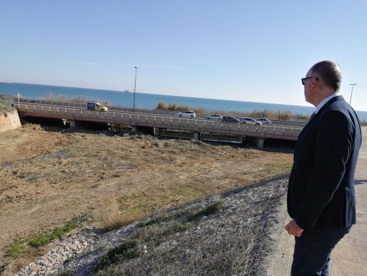 Alicante limpia un kilómetro de la desembocadura del barranco de Aguamarga para prevenir avenidas