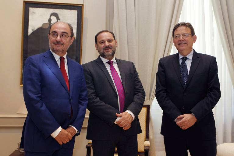 Javier Lambán, José Luis Ábalos y Ximo Puig. Foto: EFE/Paolo Aguilar - 