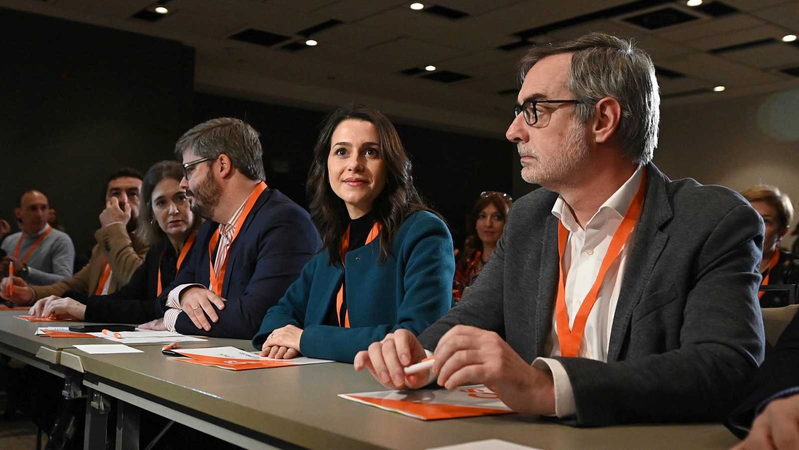 Inés Arrimadas, flanqueada por Hervías y Villegas en la reunión del Consejo Extraordinario de Cs. Foto: EFE - 