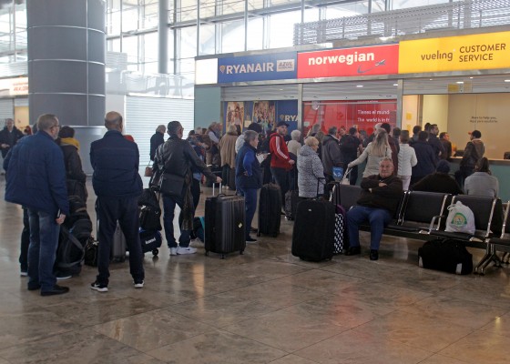 El aeropuerto de Alicante-Elche trata de volver a la normalidad 24 horas después del incendio 