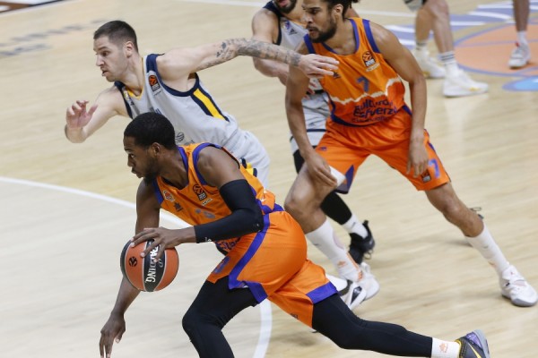 Un triple de Abalde acerca a Valencia Basket al playoff