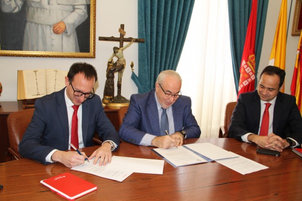 La UCAM y el Santander renuevan convenio con becas para los alumnos con menos recursos