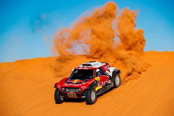Carlos Sainz mantiene el liderato del Dakar por 24 segundos sobre Al-Attiyah