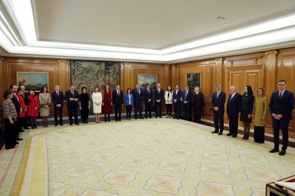 Los ministros prometen sus cargos ante el Rey en una ceremonia culminada con aplausos