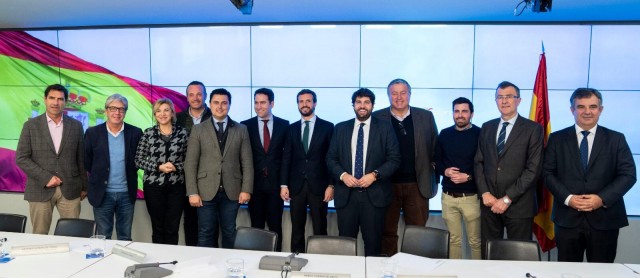 El PP se debate entre virar al centro o girar más a la derecha: Miras pide 