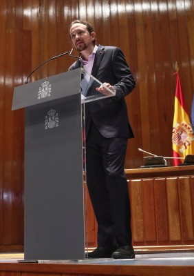 Pablo Iglesias recibe entre gritos de '¡Sí se puede!' su cartera de vicepresidente