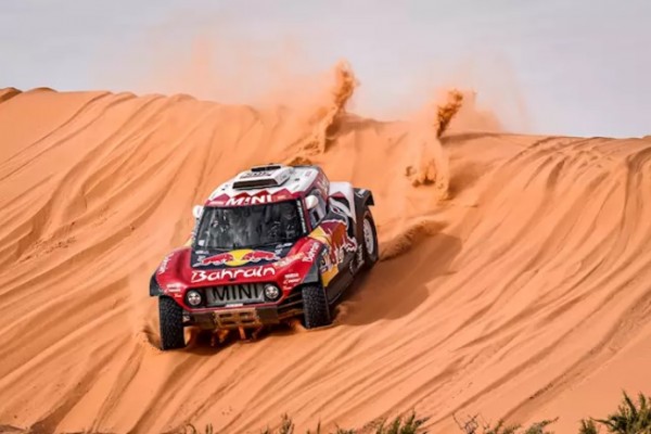 Triunfos de Sainz en coches y de Barreda en motos durante una séptima etapa de luto
