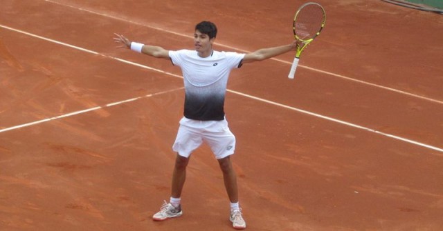 El murciano Carlos Alcaraz, de 16 años, gana con autoridad en casa de Rafa Nadal