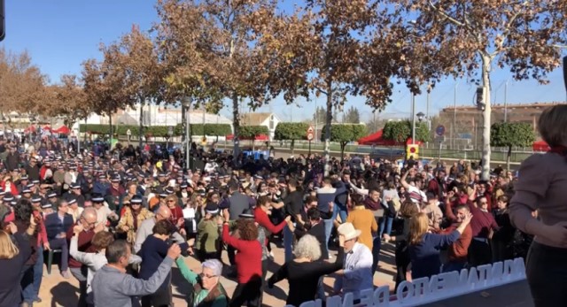 Las pelotas con caldo y la música de raíz murciana llenan Patiño de alegría y tradición
