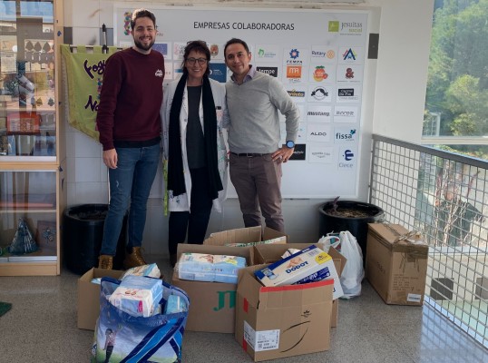 ULab entrega a la Asociación Nazaret los alimentos infantiles recogidos en Navidad