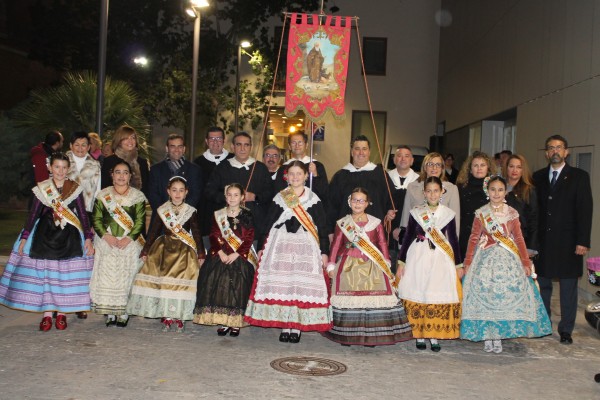 Benicàssim ya vive las fiestas de San Antonio y Santa Águeda con el traslado del estandarte