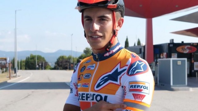 Los pilotos de Repsol lanzan una campaña para prevenir accidentes ciclistas
