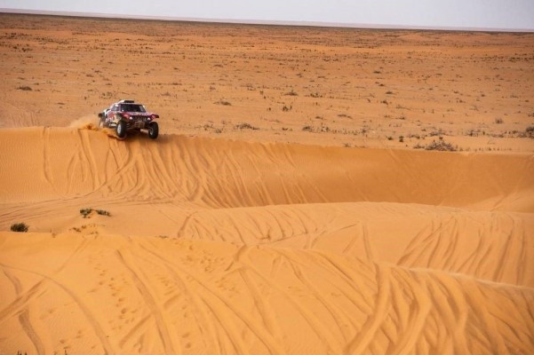 Sainz mantiene a raya a Al Attiyah y Peterhansel, y Alonso vuelve al 'top 10'