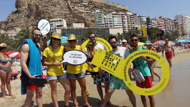 Alicante intensifica la limpieza en sus hitos turísticos: cribado extrafino en playas y más baldeo
