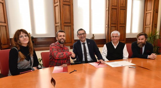 'Cum laude' para La Cámara Roja: colabora con la UMU para dar a conocer la obra de fotógrafos emergentes