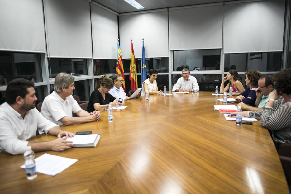 Noche en vela en la Conselleria de Economía por el Debate de Política General de 2017. Foto: EVA MAÑEZ - 