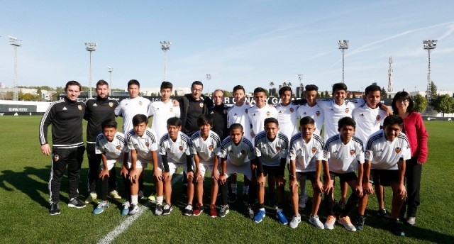 Un grupo de escolares de Singapur, con el Valencia CF