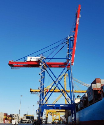 Noatum instala una de las grúas más grandes del mercado para atender megabuques en València
