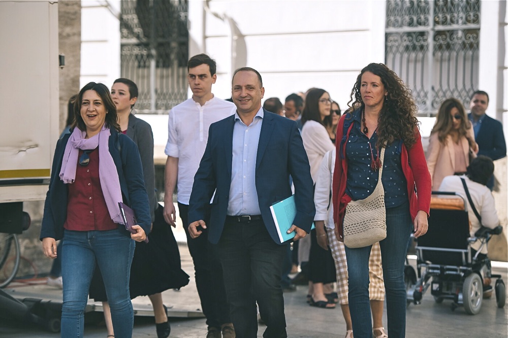 La consellera Rosa Pérez Garijo (EU) y el vicespresidente Rubén Martínez Dalmau (Podem) junto a otros diputados de Unides Podem. Foto: KIKE TABERNER - 