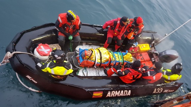 La investigación no riñe con la solidaridad: el Hespérides evacúa a un marinero ecuatoriano tras un accidente en el Ártico 