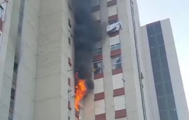 Cinco heridos leves por inhalación de humo un incendio  en una vivienda en la Albufereta 