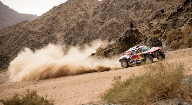 Sainz sigue líder pese a la presión de Al-Attiyah y Peterhansel y Barreda pierde tiempo por una caída