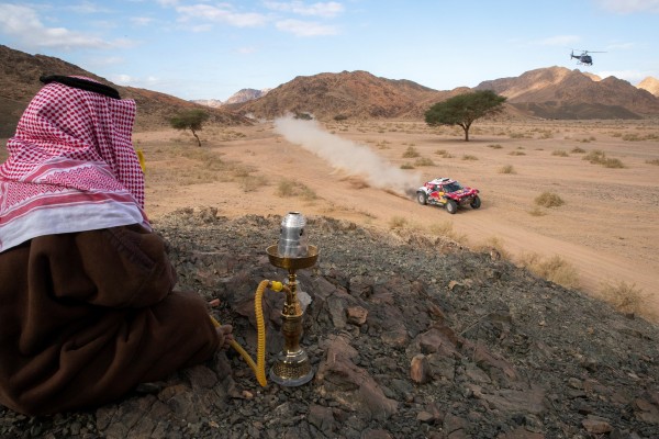 Sainz sigue líder al resistir arremetida de Al Attiyah y Peterhansel
