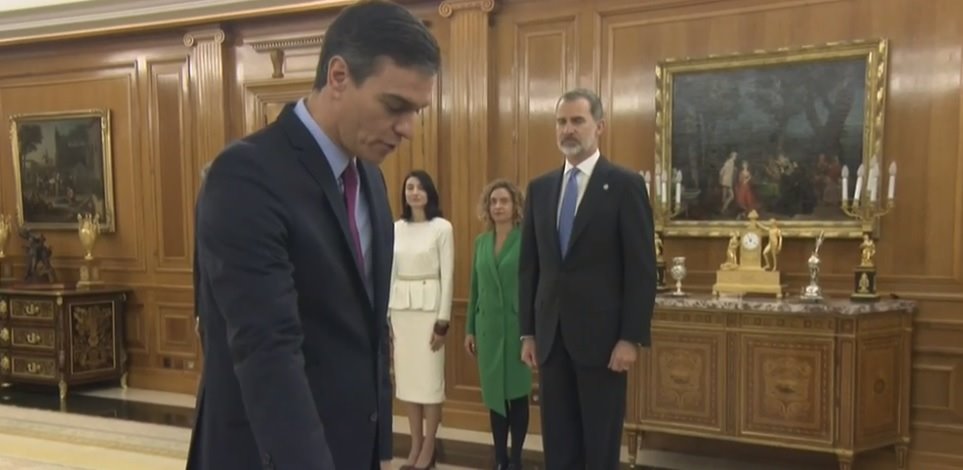 Sánchez y el Rey bromean tras la ceremonia de promesa: 