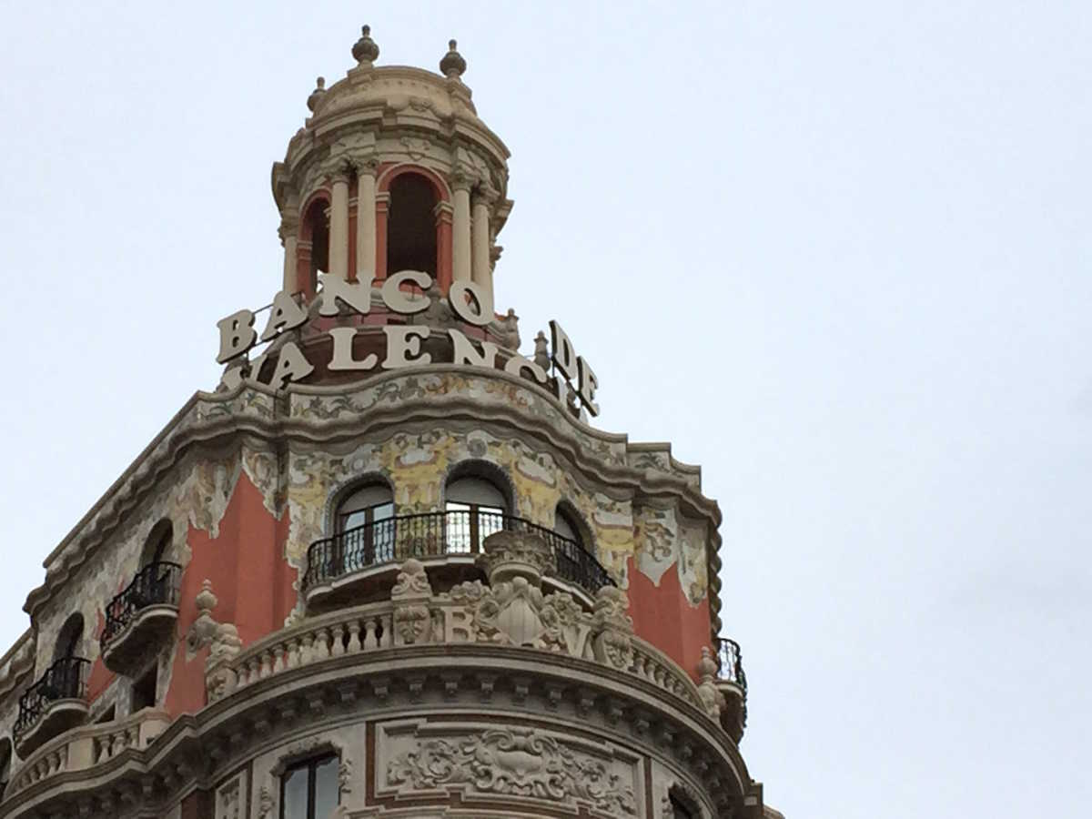 La histórica sede de Banco de Valencia, cuando aún lucía el rótulo original. - 