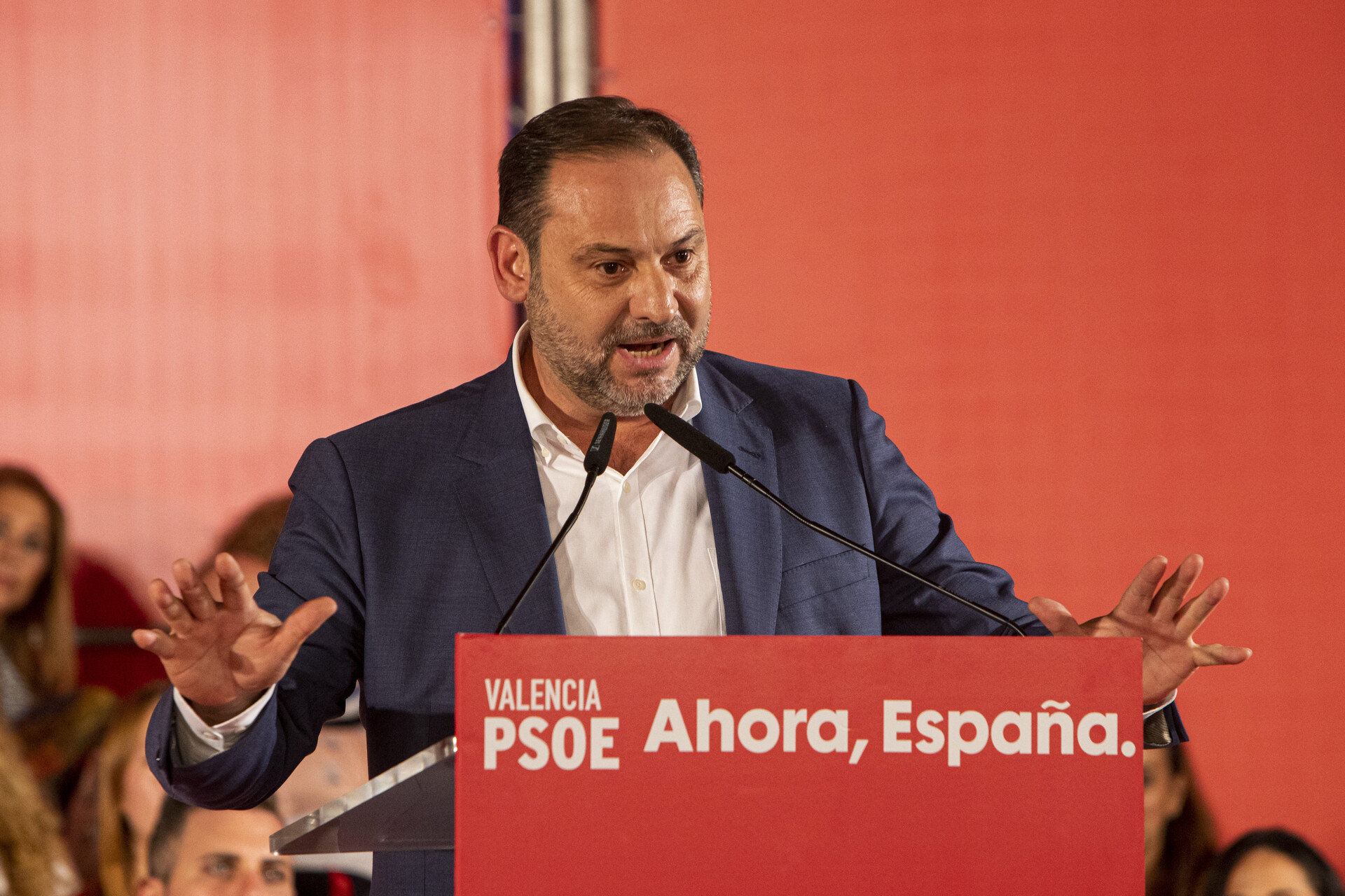 El ministro de Fomento, José Luis Ábalos, durante un mitin en València. Foto: EVA MÁÑEZ - 
