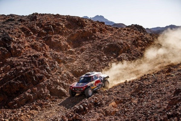 Sainz confirma candidatura a un nuevo Dakar y Alonso se luce con quinta plaza
