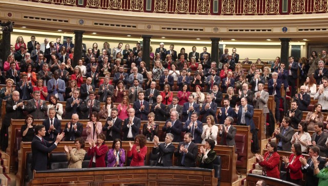 Ovación a Sánchez, que recibe el saludo de Casado, entre gritos de 'Sí se Puede' de Unidas Podemos
