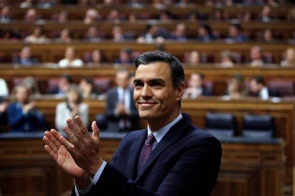 Pedro Sánchez, investido presidente del Gobierno tras una ajustada votación