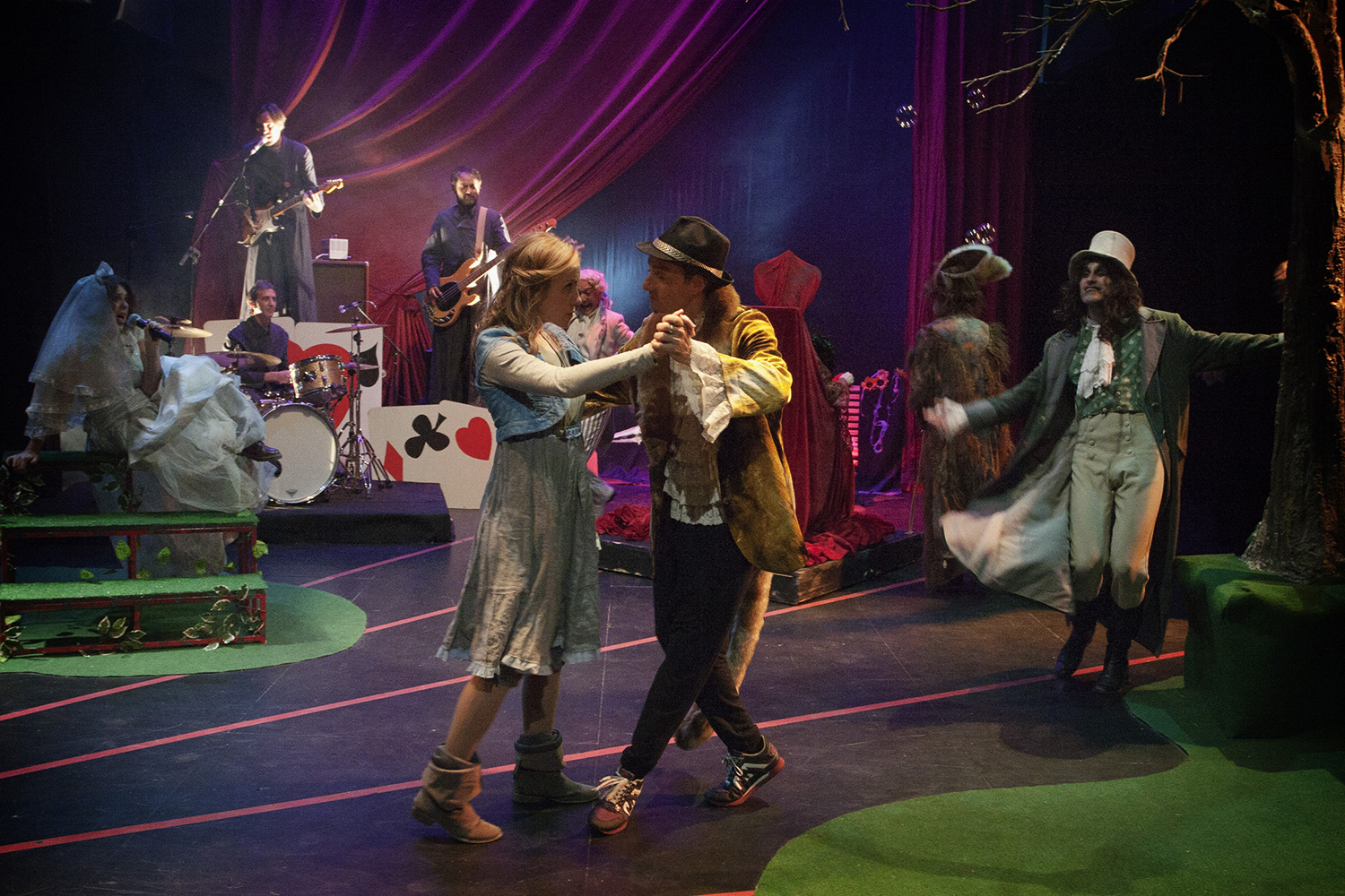 Sala Russafa prorroga el espectáculo 'Alicia en Wonderland'