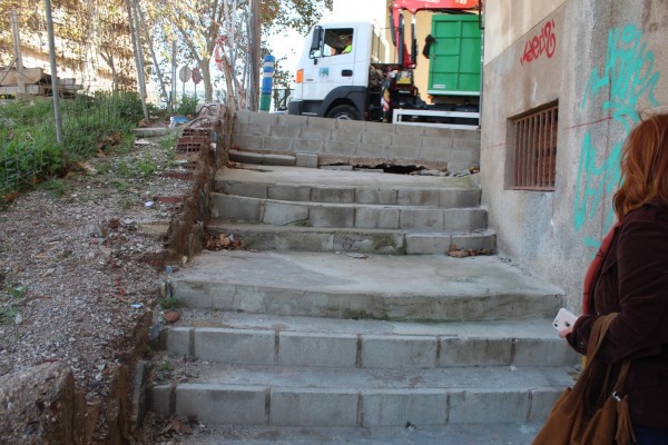 La paradoja de la accesibilidad: escaleras y rampas para la oficina del mismo nombre en Cartagena