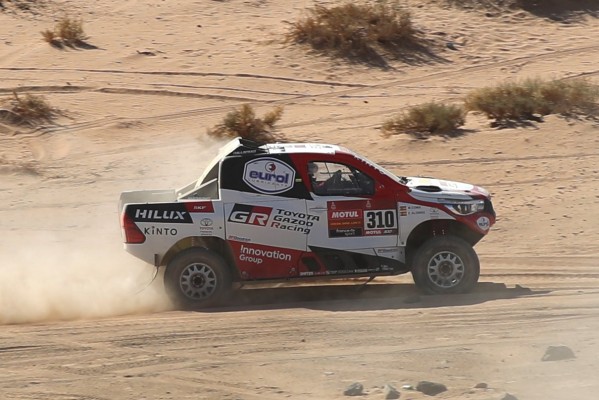 El Dakar se llena de sorpresas y Alonso continúa tras primer percance serio
